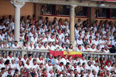 Público asistente a la Plaza de Toros de Pamplona durante la sexta corrida de la Feria del Toro 2019 con la ganadería de Núñez del Cuvillo para los diestros Cayetano Rivera, Miguel Ángel Perera y Antonio Ferrera.