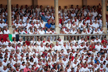 Público asistente a la Plaza de Toros de Pamplona durante la sexta corrida de la Feria del Toro 2019 con la ganadería de Núñez del Cuvillo para los diestros Cayetano Rivera, Miguel Ángel Perera y Antonio Ferrera.