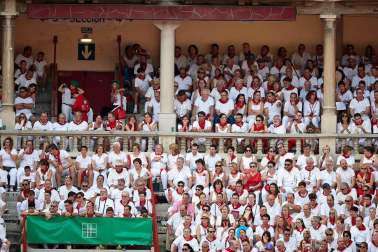 Público asistente a la Plaza de Toros de Pamplona durante la sexta corrida de la Feria del Toro 2019 con la ganadería de Núñez del Cuvillo para los diestros Cayetano Rivera, Miguel Ángel Perera y Antonio Ferrera.