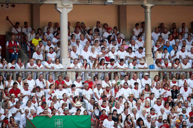 Público asistente a la Plaza de Toros de Pamplona durante la sexta corrida de la Feria del Toro 2019 con la ganadería de Núñez del Cuvillo para los diestros Cayetano Rivera, Miguel Ángel Perera y Antonio Ferrera.