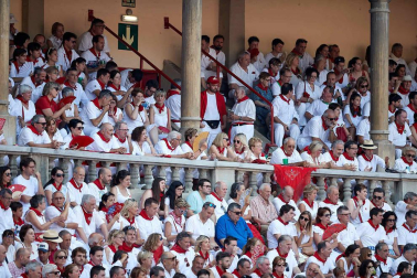 Público asistente a la Plaza de Toros de Pamplona durante la sexta corrida de la Feria del Toro 2019 con la ganadería de Núñez del Cuvillo para los diestros Cayetano Rivera, Miguel Ángel Perera y Antonio Ferrera.