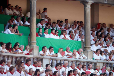 Público asistente a la Plaza de Toros de Pamplona durante la sexta corrida de la Feria del Toro 2019 con la ganadería de Núñez del Cuvillo para los diestros Cayetano Rivera, Miguel Ángel Perera y Antonio Ferrera.