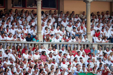 Público asistente a la Plaza de Toros de Pamplona durante la sexta corrida de la Feria del Toro 2019 con la ganadería de Núñez del Cuvillo para los diestros Cayetano Rivera, Miguel Ángel Perera y Antonio Ferrera.