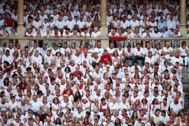 Público asistente a la Plaza de Toros de Pamplona durante la sexta corrida de la Feria del Toro 2019 con la ganadería de Núñez del Cuvillo para los diestros Cayetano Rivera, Miguel Ángel Perera y Antonio Ferrera.