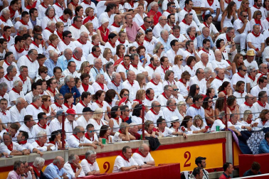 Público asistente a la Plaza de Toros de Pamplona durante la sexta corrida de la Feria del Toro 2019 con la ganadería de Núñez del Cuvillo para los diestros Cayetano Rivera, Miguel Ángel Perera y Antonio Ferrera.