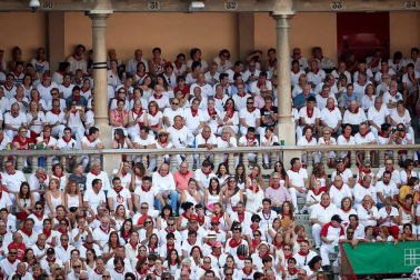 Público asistente a la Plaza de Toros de Pamplona durante la sexta corrida de la Feria del Toro 2019 con la ganadería de Núñez del Cuvillo para los diestros Cayetano Rivera, Miguel Ángel Perera y Antonio Ferrera.