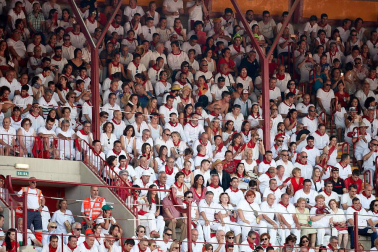 Público asistente a la Plaza de Toros de Pamplona durante la sexta corrida de la Feria del Toro 2019 con la ganadería de Núñez del Cuvillo para los diestros Cayetano Rivera, Miguel Ángel Perera y Antonio Ferrera.
