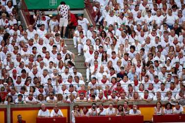 Público asistente a la Plaza de Toros de Pamplona durante la sexta corrida de la Feria del Toro 2019 con la ganadería de Núñez del Cuvillo para los diestros Cayetano Rivera, Miguel Ángel Perera y Antonio Ferrera.
