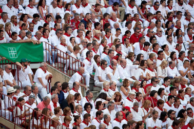 Público asistente a la Plaza de Toros de Pamplona durante la sexta corrida de la Feria del Toro 2019 con la ganadería de Núñez del Cuvillo para los diestros Cayetano Rivera, Miguel Ángel Perera y Antonio Ferrera.