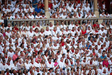 Público asistente a la Plaza de Toros de Pamplona durante la sexta corrida de la Feria del Toro 2019 con la ganadería de Núñez del Cuvillo para los diestros Cayetano Rivera, Miguel Ángel Perera y Antonio Ferrera.