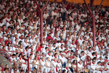 Público asistente a la Plaza de Toros de Pamplona durante la sexta corrida de la Feria del Toro 2019 con la ganadería de Núñez del Cuvillo para los diestros Cayetano Rivera, Miguel Ángel Perera y Antonio Ferrera.