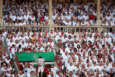 Público asistente a la Plaza de Toros de Pamplona durante la sexta corrida de la Feria del Toro 2019 con la ganadería de Núñez del Cuvillo para los diestros Cayetano Rivera, Miguel Ángel Perera y Antonio Ferrera.
