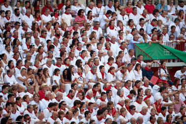 Público asistente a la Plaza de Toros de Pamplona durante la sexta corrida de la Feria del Toro 2019 con la ganadería de Núñez del Cuvillo para los diestros Cayetano Rivera, Miguel Ángel Perera y Antonio Ferrera.