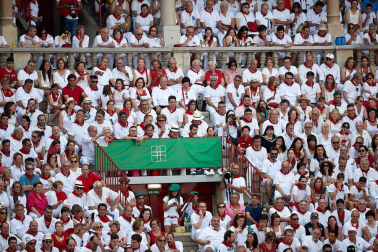 Público asistente a la Plaza de Toros de Pamplona durante la sexta corrida de la Feria del Toro 2019 con la ganadería de Núñez del Cuvillo para los diestros Cayetano Rivera, Miguel Ángel Perera y Antonio Ferrera.