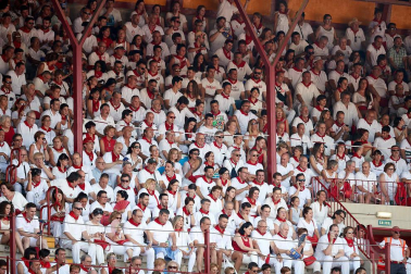 Público asistente a la Plaza de Toros de Pamplona durante la sexta corrida de la Feria del Toro 2019 con la ganadería de Núñez del Cuvillo para los diestros Cayetano Rivera, Miguel Ángel Perera y Antonio Ferrera.