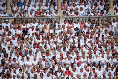 Público asistente a la Plaza de Toros de Pamplona durante la sexta corrida de la Feria del Toro 2019 con la ganadería de Núñez del Cuvillo para los diestros Cayetano Rivera, Miguel Ángel Perera y Antonio Ferrera.