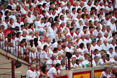 Público asistente a la Plaza de Toros de Pamplona durante la sexta corrida de la Feria del Toro 2019 con la ganadería de Núñez del Cuvillo para los diestros Cayetano Rivera, Miguel Ángel Perera y Antonio Ferrera.