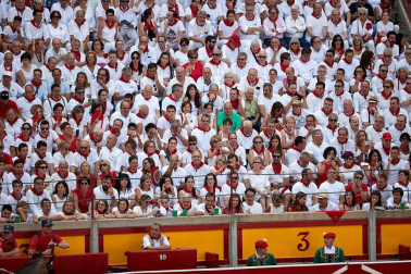 Público asistente a la Plaza de Toros de Pamplona durante la sexta corrida de la Feria del Toro 2019 con la ganadería de Núñez del Cuvillo para los diestros Cayetano Rivera, Miguel Ángel Perera y Antonio Ferrera.