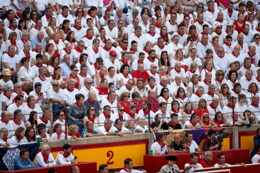 Público asistente a la Plaza de Toros de Pamplona durante la sexta corrida de la Feria del Toro 2019 con la ganadería de Núñez del Cuvillo para los diestros Cayetano Rivera, Miguel Ángel Perera y Antonio Ferrera.