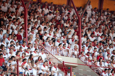 Público asistente a la Plaza de Toros de Pamplona durante la sexta corrida de la Feria del Toro 2019 con la ganadería de Núñez del Cuvillo para los diestros Cayetano Rivera, Miguel Ángel Perera y Antonio Ferrera.