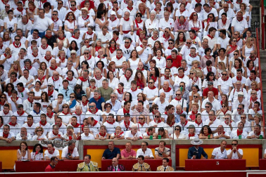 Público asistente a la Plaza de Toros de Pamplona durante la sexta corrida de la Feria del Toro 2019 con la ganadería de Núñez del Cuvillo para los diestros Cayetano Rivera, Miguel Ángel Perera y Antonio Ferrera.