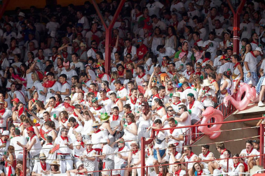Público asistente a la Plaza de Toros de Pamplona durante la sexta corrida de la Feria del Toro 2019 con la ganadería de Núñez del Cuvillo para los diestros Cayetano Rivera, Miguel Ángel Perera y Antonio Ferrera.
