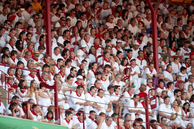 Público asistente a la Plaza de Toros de Pamplona durante la sexta corrida de la Feria del Toro 2019 con la ganadería de Núñez del Cuvillo para los diestros Cayetano Rivera, Miguel Ángel Perera y Antonio Ferrera.
