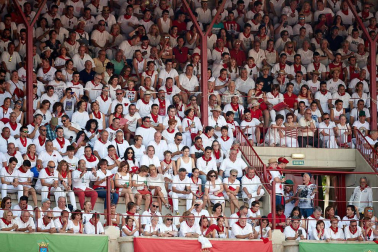 Público asistente a la Plaza de Toros de Pamplona durante la sexta corrida de la Feria del Toro 2019 con la ganadería de Núñez del Cuvillo para los diestros Cayetano Rivera, Miguel Ángel Perera y Antonio Ferrera.
