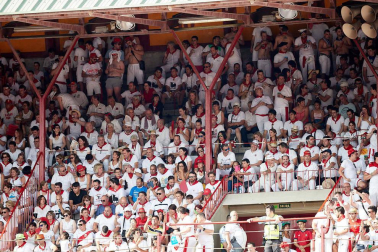 Público asistente a la Plaza de Toros de Pamplona durante la sexta corrida de la Feria del Toro 2019 con la ganadería de Núñez del Cuvillo para los diestros Cayetano Rivera, Miguel Ángel Perera y Antonio Ferrera.