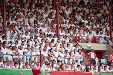 Público asistente a la Plaza de Toros de Pamplona durante la sexta corrida de la Feria del Toro 2019 con la ganadería de Núñez del Cuvillo para los diestros Cayetano Rivera, Miguel Ángel Perera y Antonio Ferrera.