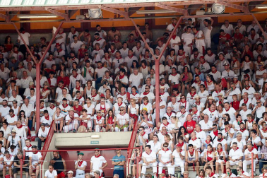 Público asistente a la Plaza de Toros de Pamplona durante la sexta corrida de la Feria del Toro 2019 con la ganadería de Núñez del Cuvillo para los diestros Cayetano Rivera, Miguel Ángel Perera y Antonio Ferrera.