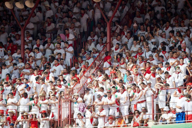Público asistente a la Plaza de Toros de Pamplona durante la sexta corrida de la Feria del Toro 2019 con la ganadería de Núñez del Cuvillo para los diestros Cayetano Rivera, Miguel Ángel Perera y Antonio Ferrera.