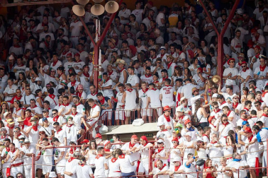 Público asistente a la Plaza de Toros de Pamplona durante la sexta corrida de la Feria del Toro 2019 con la ganadería de Núñez del Cuvillo para los diestros Cayetano Rivera, Miguel Ángel Perera y Antonio Ferrera.