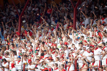 Público asistente a la Plaza de Toros de Pamplona durante la sexta corrida de la Feria del Toro 2019 con la ganadería de Núñez del Cuvillo para los diestros Cayetano Rivera, Miguel Ángel Perera y Antonio Ferrera.