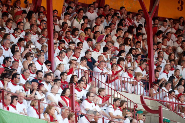 Público asistente a la Plaza de Toros de Pamplona durante la sexta corrida de la Feria del Toro 2019 con la ganadería de Núñez del Cuvillo para los diestros Cayetano Rivera, Miguel Ángel Perera y Antonio Ferrera.