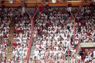 Público asistente a la Plaza de Toros de Pamplona durante la sexta corrida de la Feria del Toro 2019 con la ganadería de Núñez del Cuvillo para los diestros Cayetano Rivera, Miguel Ángel Perera y Antonio Ferrera.