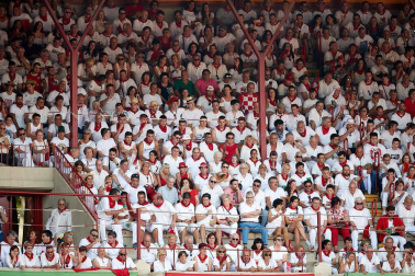 Público asistente a la Plaza de Toros de Pamplona durante la sexta corrida de la Feria del Toro 2019 con la ganadería de Núñez del Cuvillo para los diestros Cayetano Rivera, Miguel Ángel Perera y Antonio Ferrera.