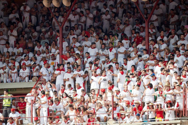 Público asistente a la Plaza de Toros de Pamplona durante la sexta corrida de la Feria del Toro 2019 con la ganadería de Núñez del Cuvillo para los diestros Cayetano Rivera, Miguel Ángel Perera y Antonio Ferrera.