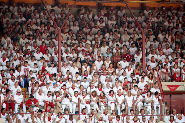 Público asistente a la Plaza de Toros de Pamplona durante la sexta corrida de la Feria del Toro 2019 con la ganadería de Núñez del Cuvillo para los diestros Cayetano Rivera, Miguel Ángel Perera y Antonio Ferrera.