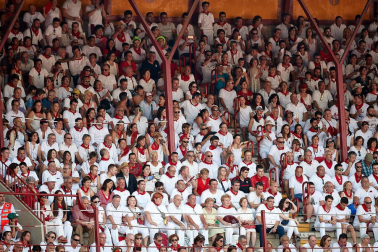 Público asistente a la Plaza de Toros de Pamplona durante la sexta corrida de la Feria del Toro 2019 con la ganadería de Núñez del Cuvillo para los diestros Cayetano Rivera, Miguel Ángel Perera y Antonio Ferrera.
