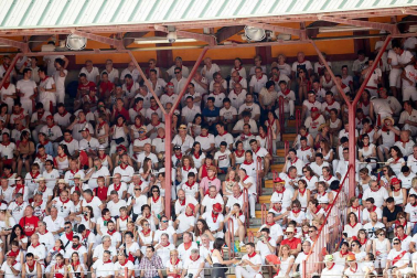 Público asistente a la Plaza de Toros de Pamplona durante la sexta corrida de la Feria del Toro 2019 con la ganadería de Núñez del Cuvillo para los diestros Cayetano Rivera, Miguel Ángel Perera y Antonio Ferrera.