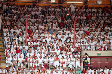 Público asistente a la Plaza de Toros de Pamplona durante la sexta corrida de la Feria del Toro 2019 con la ganadería de Núñez del Cuvillo para los diestros Cayetano Rivera, Miguel Ángel Perera y Antonio Ferrera.