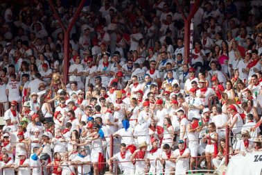 Público asistente a la Plaza de Toros de Pamplona durante la sexta corrida de la Feria del Toro 2019 con la ganadería de Núñez del Cuvillo para los diestros Cayetano Rivera, Miguel Ángel Perera y Antonio Ferrera.