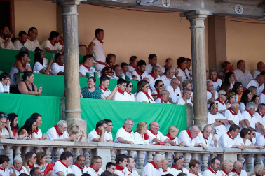 Público asistente a la Plaza de Toros de Pamplona durante la sexta corrida de la Feria del Toro 2019 con la ganadería de Núñez del Cuvillo para los diestros Cayetano Rivera, Miguel Ángel Perera y Antonio Ferrera.