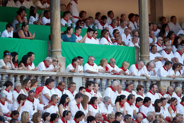 Público asistente a la Plaza de Toros de Pamplona durante la sexta corrida de la Feria del Toro 2019 con la ganadería de Núñez del Cuvillo para los diestros Cayetano Rivera, Miguel Ángel Perera y Antonio Ferrera.