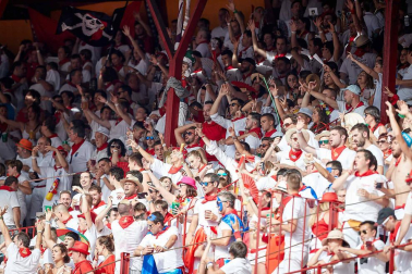 Público asistente a la Plaza de Toros de Pamplona durante la sexta corrida de la Feria del Toro 2019 con la ganadería de Núñez del Cuvillo para los diestros Cayetano Rivera, Miguel Ángel Perera y Antonio Ferrera.