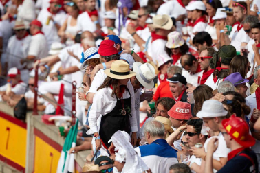 Público asistente a la Plaza de Toros de Pamplona durante la sexta corrida de la Feria del Toro 2019 con la ganadería de Núñez del Cuvillo para los diestros Cayetano Rivera, Miguel Ángel Perera y Antonio Ferrera.