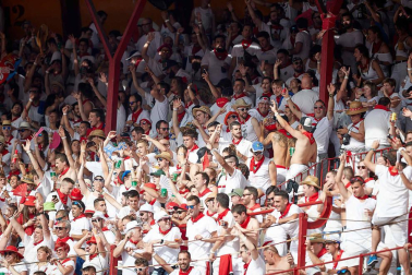 Público asistente a la Plaza de Toros de Pamplona durante la sexta corrida de la Feria del Toro 2019 con la ganadería de Núñez del Cuvillo para los diestros Cayetano Rivera, Miguel Ángel Perera y Antonio Ferrera.