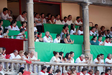 Público asistente a la Plaza de Toros de Pamplona durante la sexta corrida de la Feria del Toro 2019 con la ganadería de Núñez del Cuvillo para los diestros Cayetano Rivera, Miguel Ángel Perera y Antonio Ferrera.