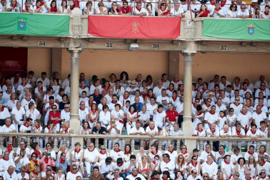 Público asistente a la Plaza de Toros de Pamplona durante la sexta corrida de la Feria del Toro 2019 con la ganadería de Núñez del Cuvillo para los diestros Cayetano Rivera, Miguel Ángel Perera y Antonio Ferrera.